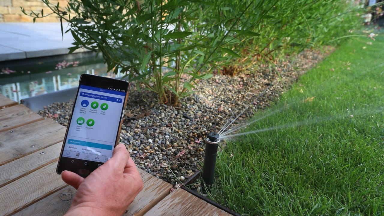 Smarte Bewässerungsanlagen lassen sich mit einer App auf dem Smartphone steuern.