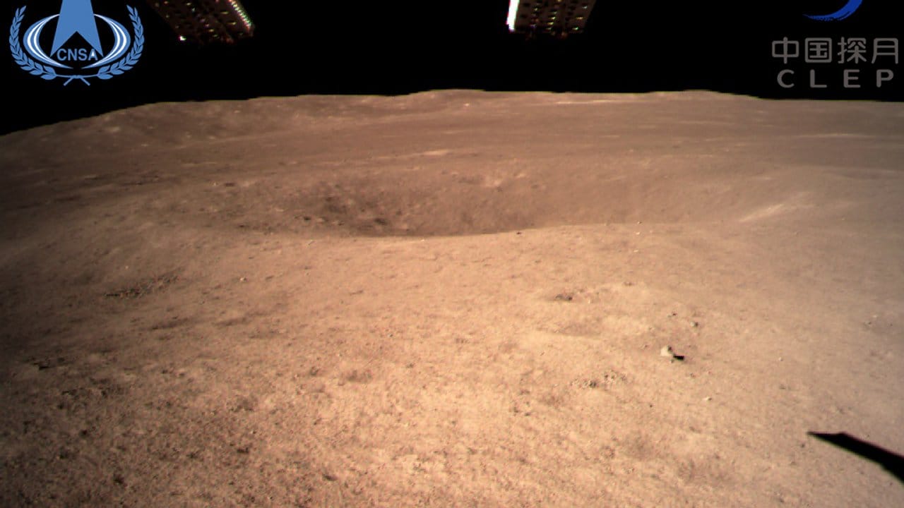 Die von der China National Space Administration (CNSA) zur Verfügung gestellte Aufnahme zeigt die Rückseite des Mondes, aufgenommen von der "Chang'e 4"-Sonde.