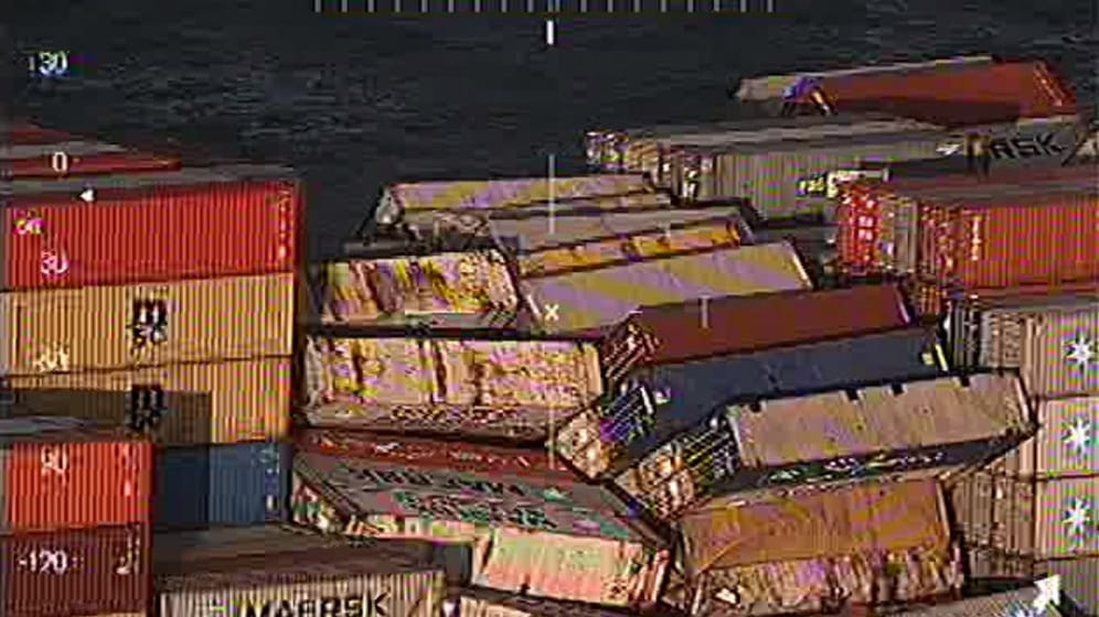 Der Screenshot aus einem Video des Havariekommandos zeigt verrutschte Fracht auf dem Containerschiff MSC ZOE.