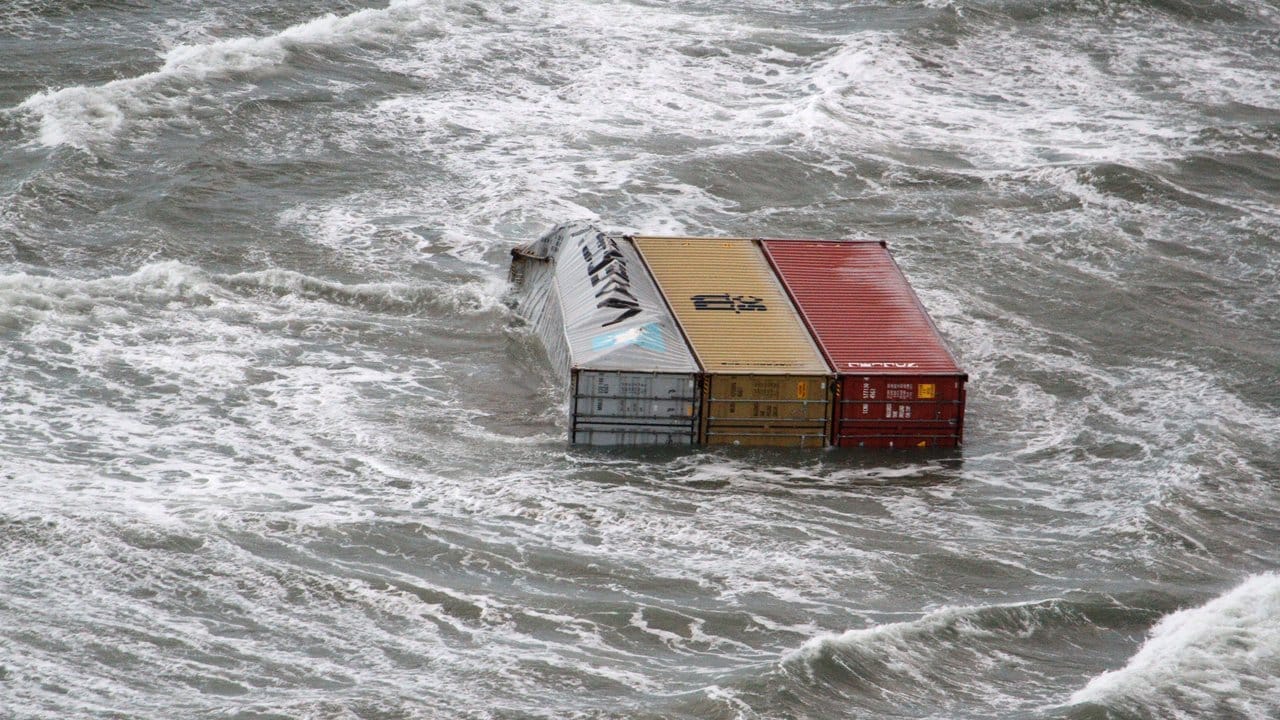 Container treiben in der Nordsee in niederländischen Küstengewässern.