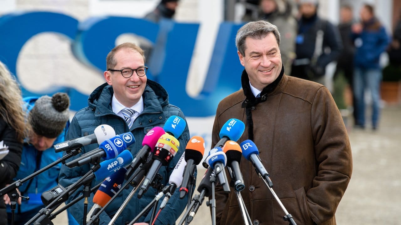 CSU-Landesgruppenchef Alexander Dobrindt (l) und Bayerns Ministerpräsident Markus Söder beim Auftakt der Winterklausur der CSU-Landesgruppe im Kloster Seeon.