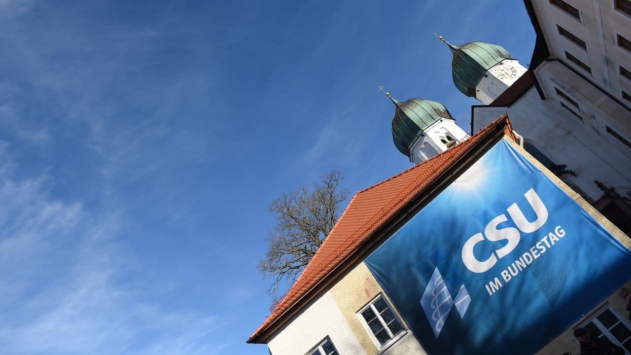 Ein Banner mit dem Logo der CSU hängt am Kloster Seeon, in dem die Winterklausur der CSU-Landesgruppe stattfindet.