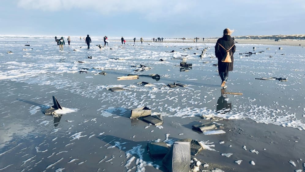 Freiwillige sammeln am Strand bei Midsland aan Zee auf der niederländischen Insel Terschelling angespültes Treibgut ein.
