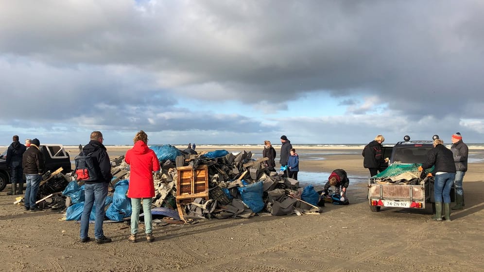 Freiwillige sammeln auf der niederländischen Insel Terschelling angespülte Waren ein, die aus den über Bord gegangenen Containern der MSC Zoe stammen.
