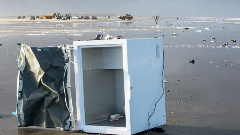 Auch Kühlschränke waren im Sturm über Bord gegangen.