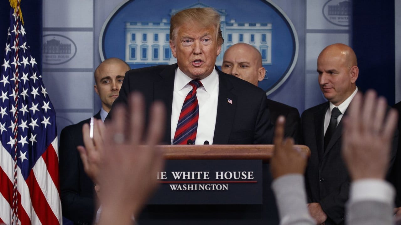US-Präsident Donald Trump spricht zu Journalisten im Presseraum im Weißen Haus.