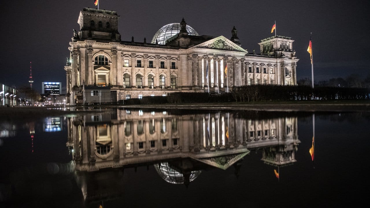 Im Internet sind persönliche Daten und Dokumente von hunderten deutschen Politikern aufgetaucht. Im Internet sind persönliche Daten und Dokumente von hunderten deutschen Politikern aufgetaucht.