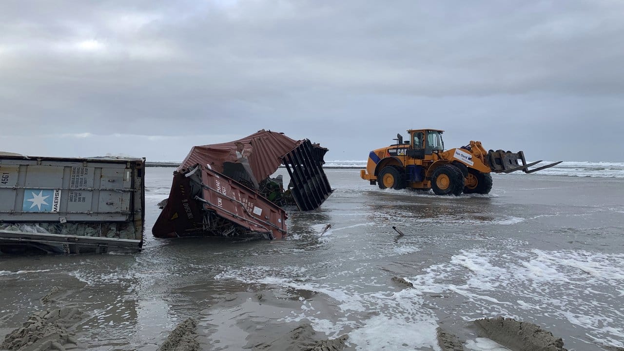 Trümmer von Frachtcontainern liegen am Strand der niederländischen Insel Vlieland.
