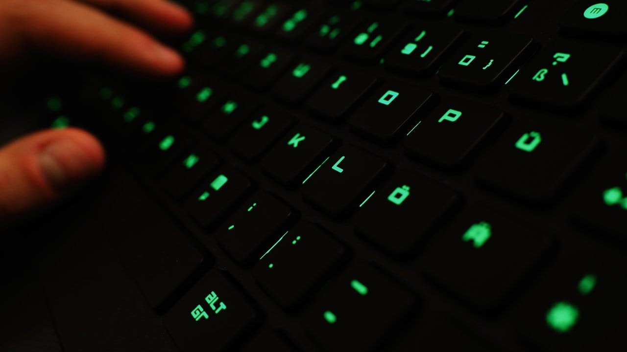 Unbekannte haben persönliche Daten und Dokumente von Künstlern, Journalisten und Politikern ins Netz gestellt. Unbekannte haben persönliche Daten und Dokumente von Künstlern, Journalisten und Politikern ins Netz gestellt.