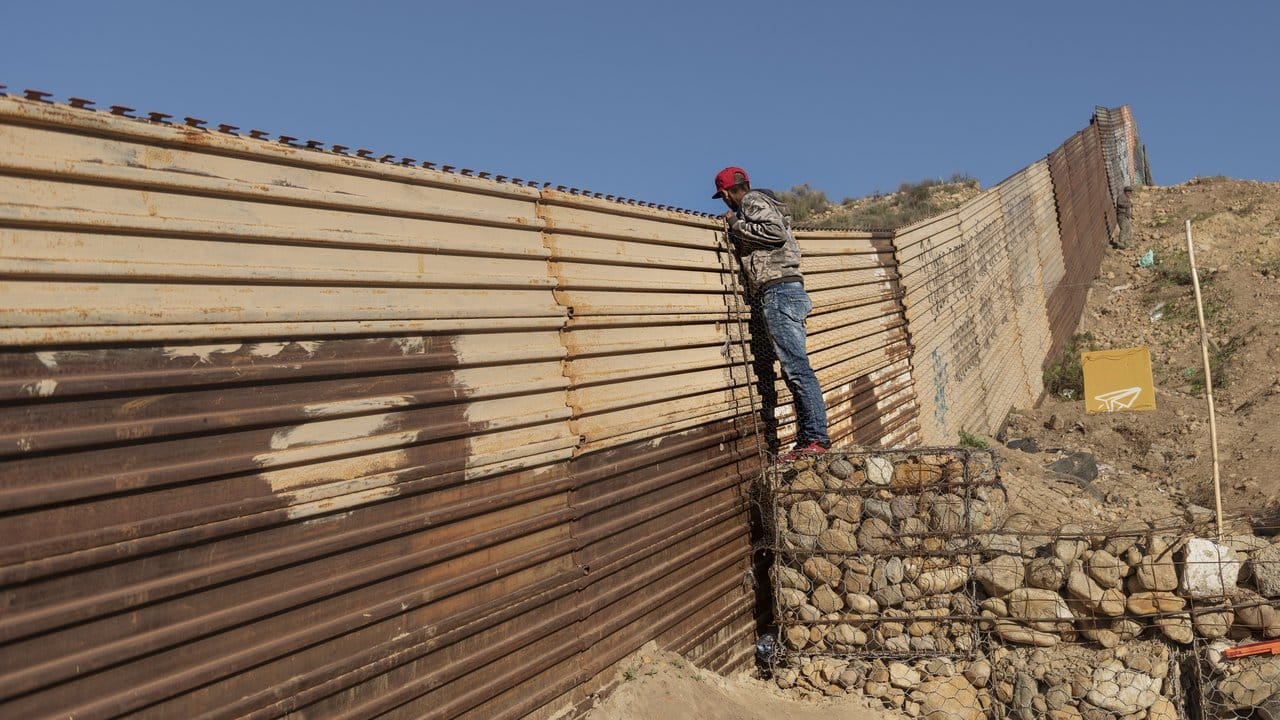 Gelobtes Land? Ein Migrant aus Honduras schaut vom Grenzzaun aus auf die US-Seite in Richtung San Diego.