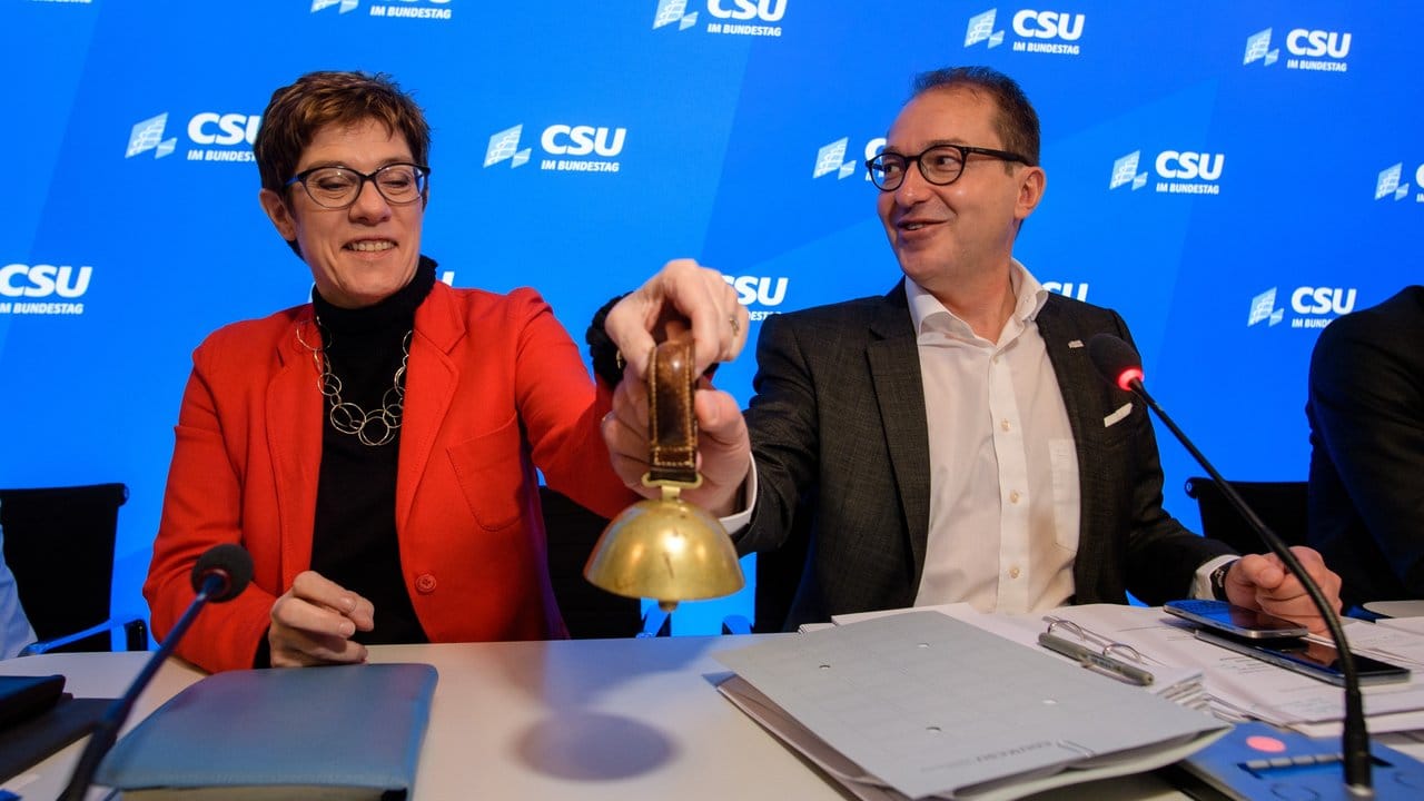 Alexander Dobrindt und Annegret Kramp-Karrenbauer läuten gemeinsam das Glöckchen zur Eröffnung des Gesprächs bei der CSU-Winterklausur im Kloster Seeon.
