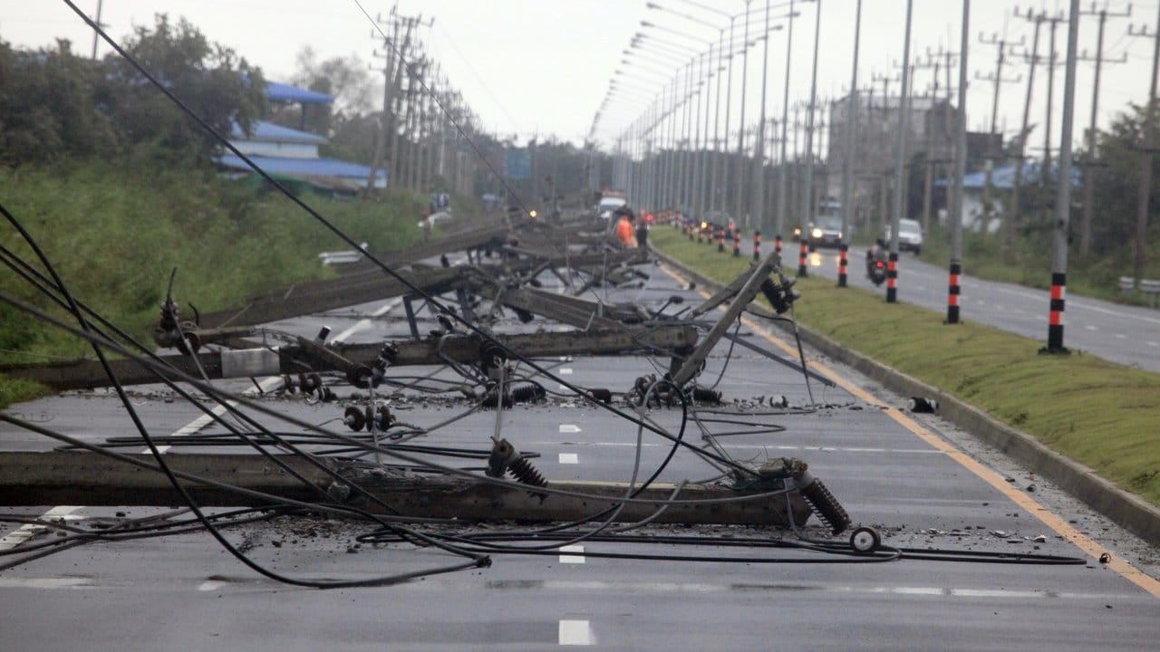 Vom Sturm umgestürzte Stromleitungen blockieren eine Hauptverkehrsstraße.