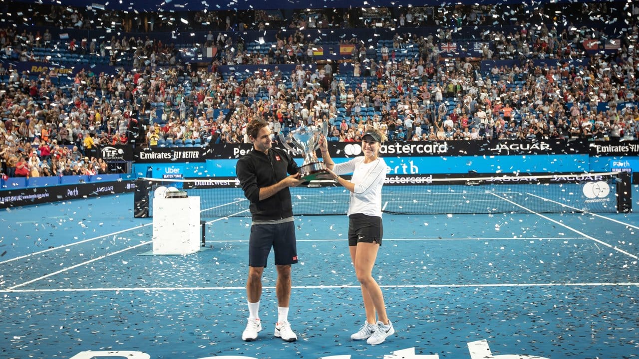 Belinda Bencic und Roger Federer mit der Hopman-Cup-Trophäe.