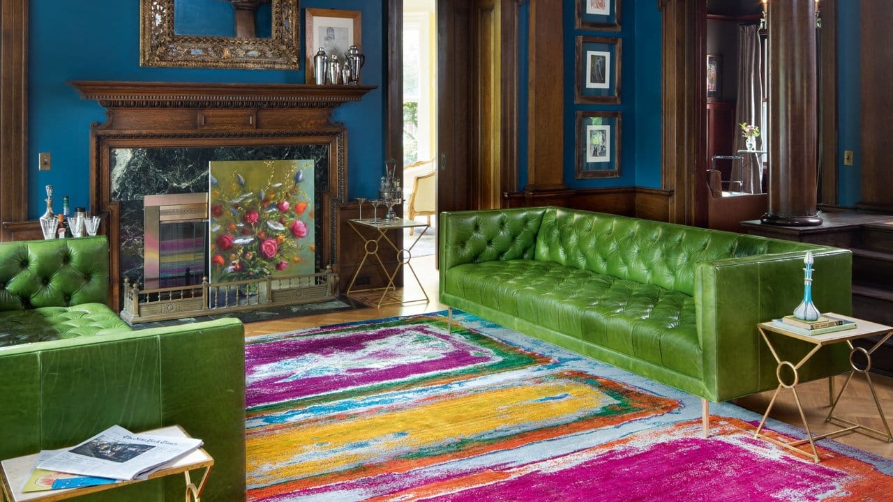 Gefragt sind aktuell Teppiche, die kräftige, kontrastreiche Farben tragen.