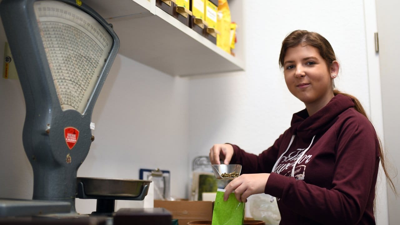 Die angehende Drogistin Janine Rosenbaum ist in ihrem Ausbildungsbetrieb zum Beispiel auch für das Abwiegen von Tees zuständig.