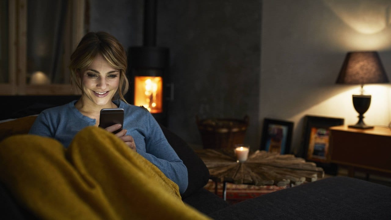 Der digitale Höhlenmensch macht es sich gerne zu Hause vor dem Ofen gemütlich - checkt dabei aber die Nachrichten aus aller Welt am Smartphone. Der digitale Höhlenmensch macht es sich gerne zu Hause vor dem Ofen gemütlich - checkt dabei aber die Nachrichten aus aller Welt am Smartphone.