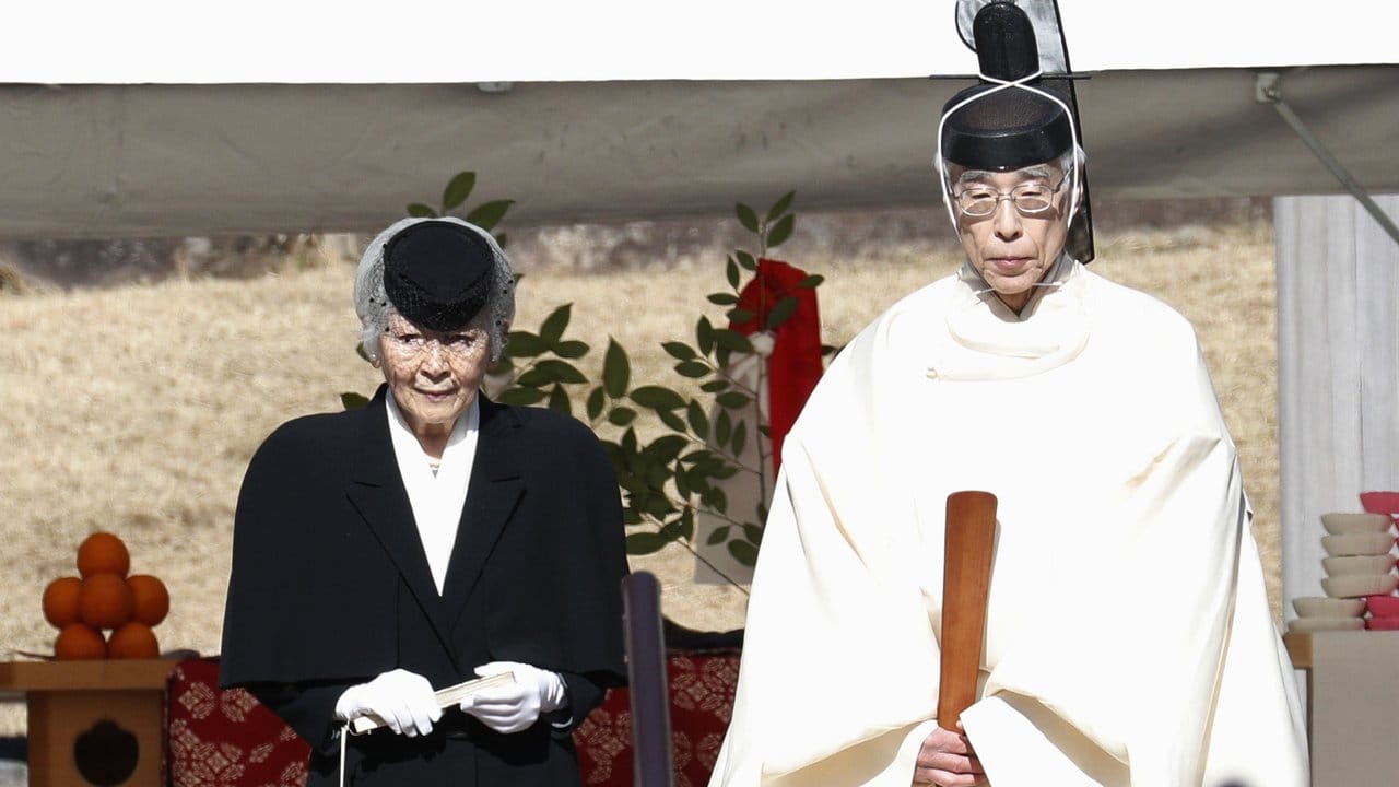 Michiko (l), Kaiserin von Japan, beim Besuch des Musashino Imperial Mausoleums. Michiko (l), Kaiserin von Japan, beim Besuch des Musashino Imperial Mausoleums.