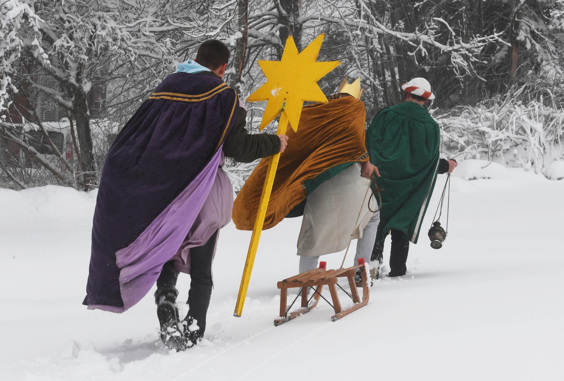 Auch in Baden-Württemberg gab es Schnee. In Seebach nutzten die Sternsinger an "Heilige Drei Könige" einen Schlitten.
