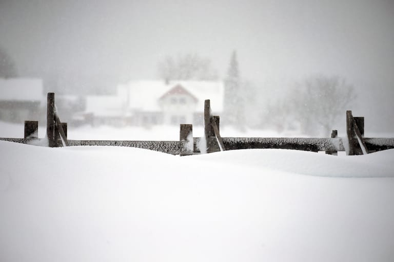 Ein Schneefangzaun im bayerischen Schongau leistet volle Arbeit.