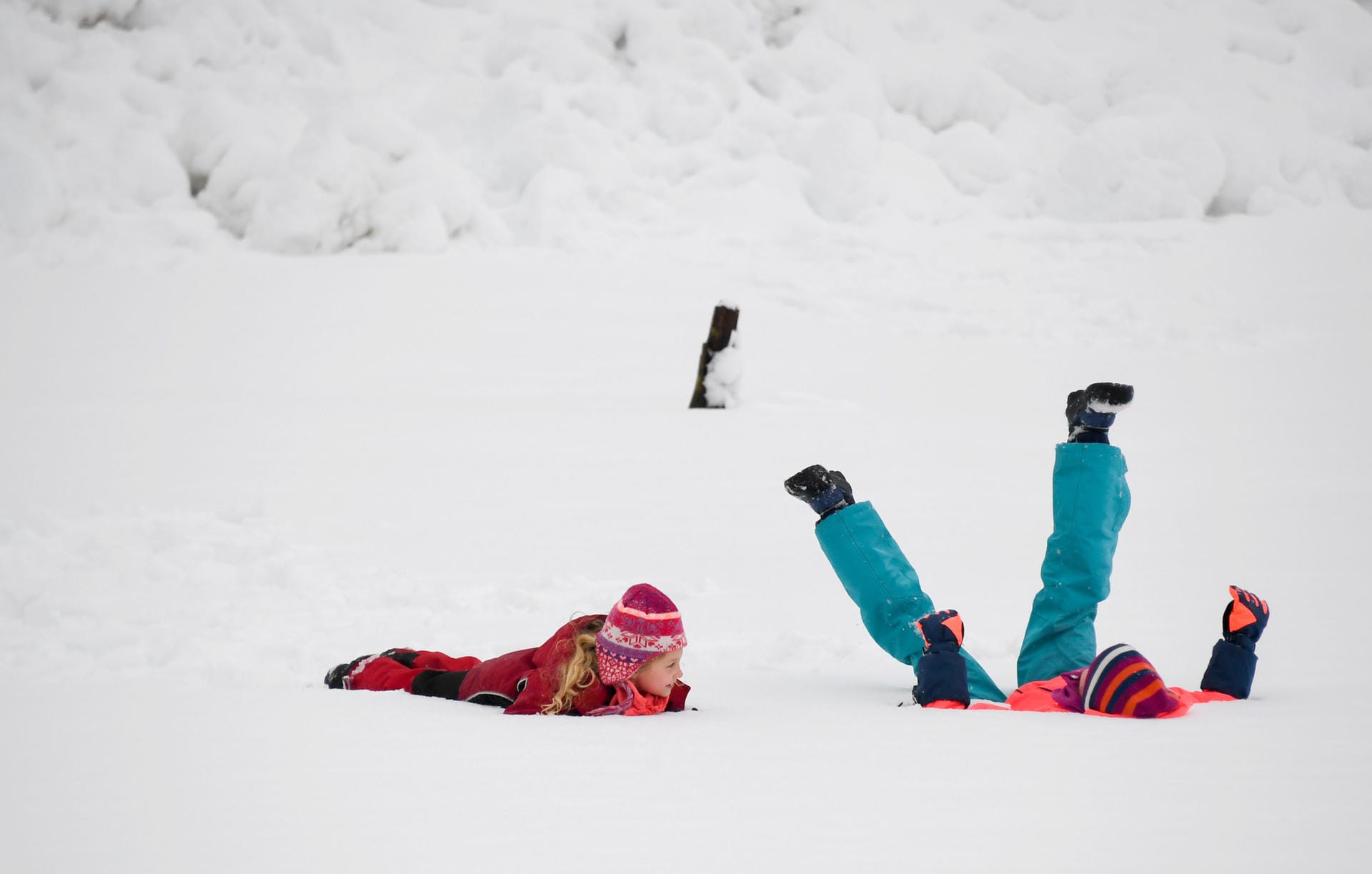 Den Kindern gefällt's: Sie spielen in Traunstein im Schnee.