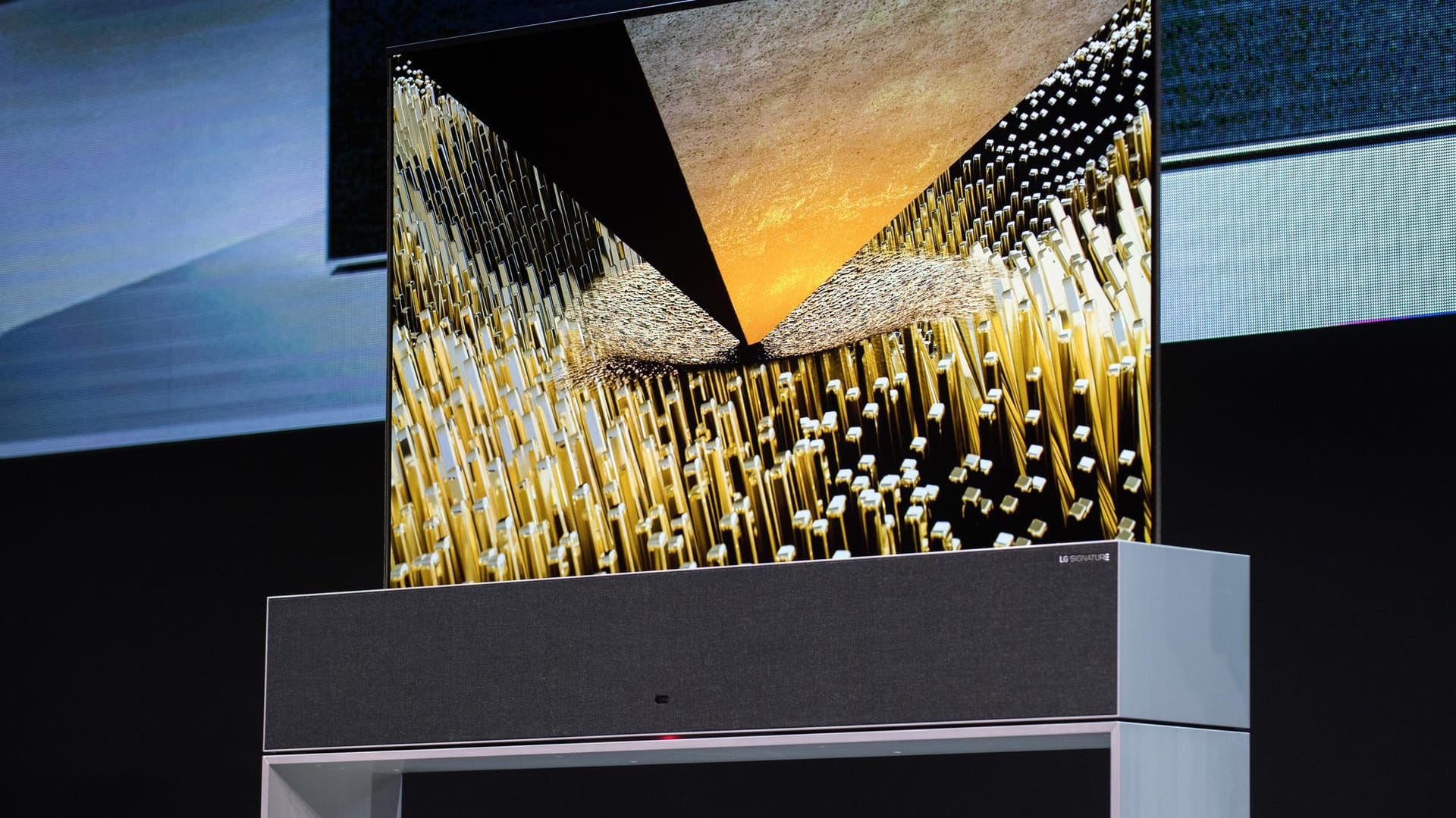 Der LG Signature OLED TV R lässt sich im Gerätesockel aufrollen, oder zu einem TV-Display in voller Größe ausfahren.