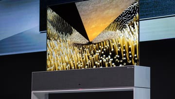 Der LG Signature OLED TV R lässt sich im Gerätesockel aufrollen, oder zu einem TV-Display in voller Größe ausfahren.