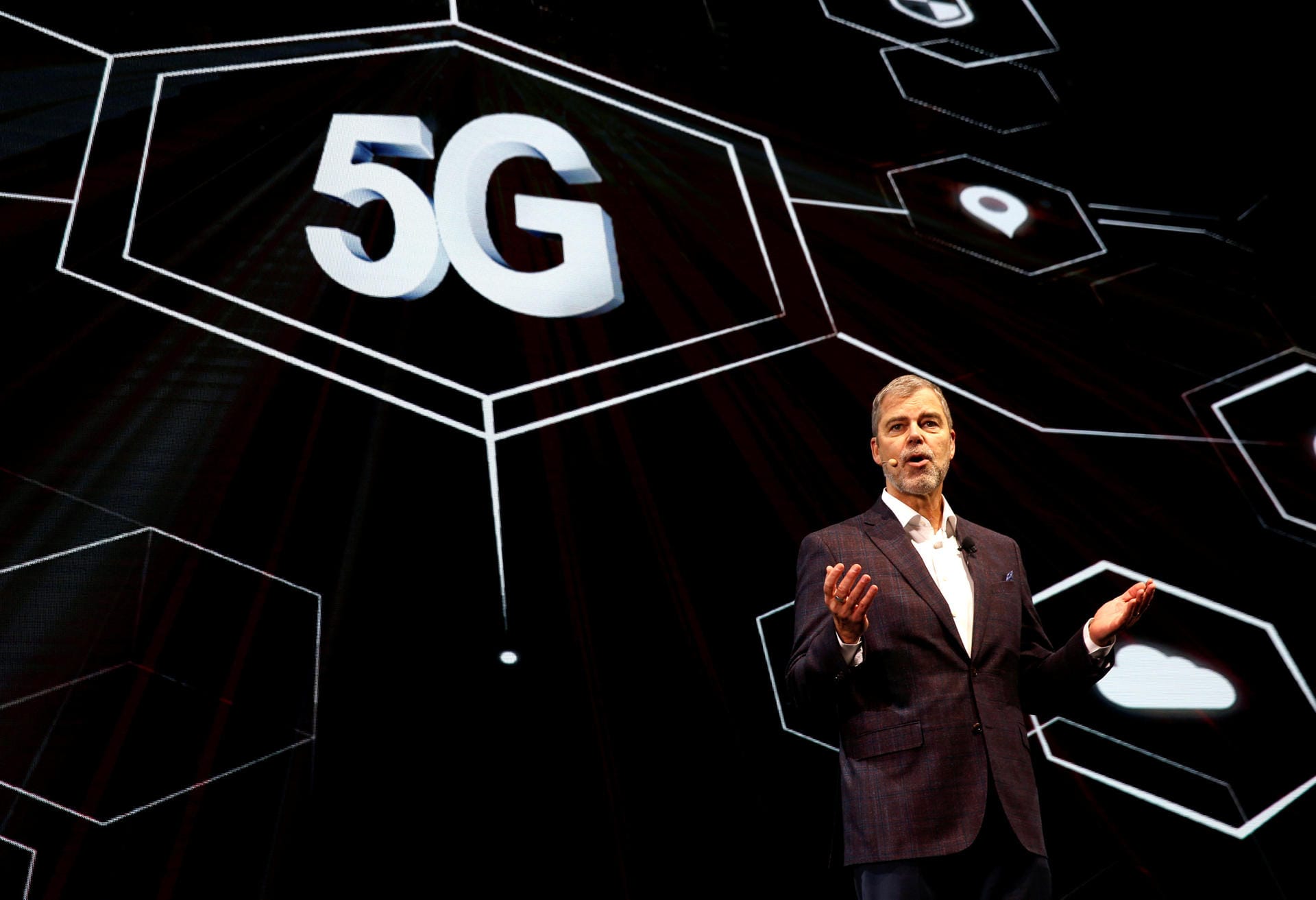 Auf der CES selbst kündigte LG zudem ein 5G-fähiges Mobiltelefon an. Es wurde in Zusammenarbeit mit dem Chiphersteller Qualcomm entwickelt und soll noch 2019 auf den Markt kommen.