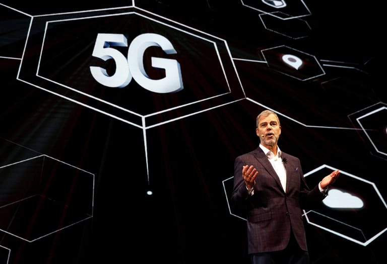 Auf der CES selbst kündigte LG zudem ein 5G-fähiges Mobiltelefon an. Es wurde in Zusammenarbeit mit dem Chiphersteller Qualcomm entwickelt und soll noch 2019 auf den Markt kommen.