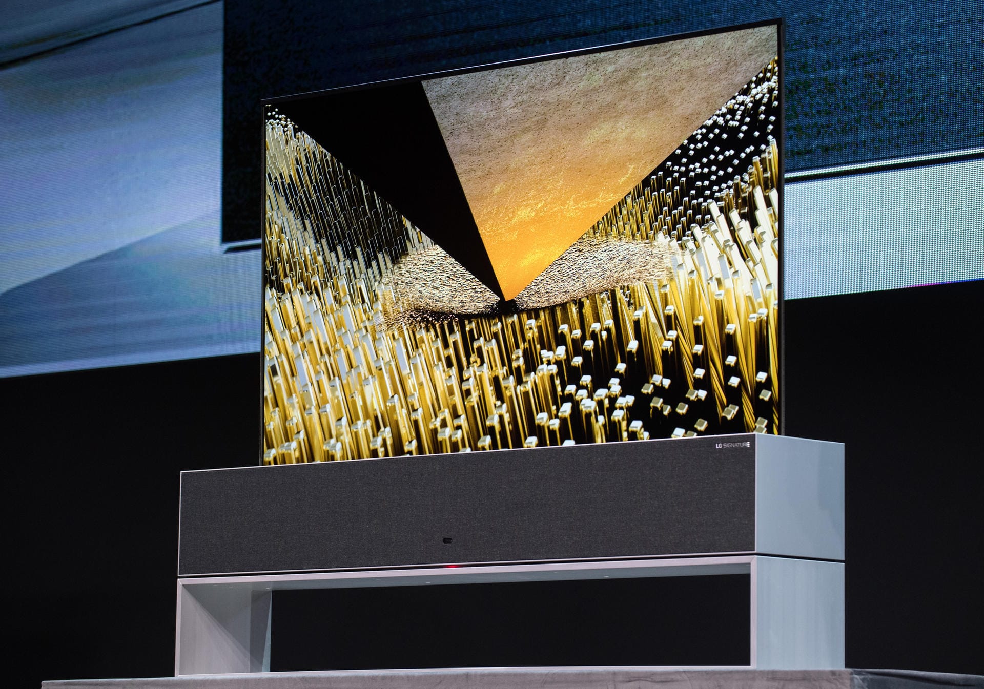 Der LG Signature OLED TV R ist ein ultradünner, flexibler Bildschirm, der sich nach dem Gebrauch selbst einrollt und in einer Box verschwindet. Im ausgerollten Zustand misst der Fernseher 75 Zoll.