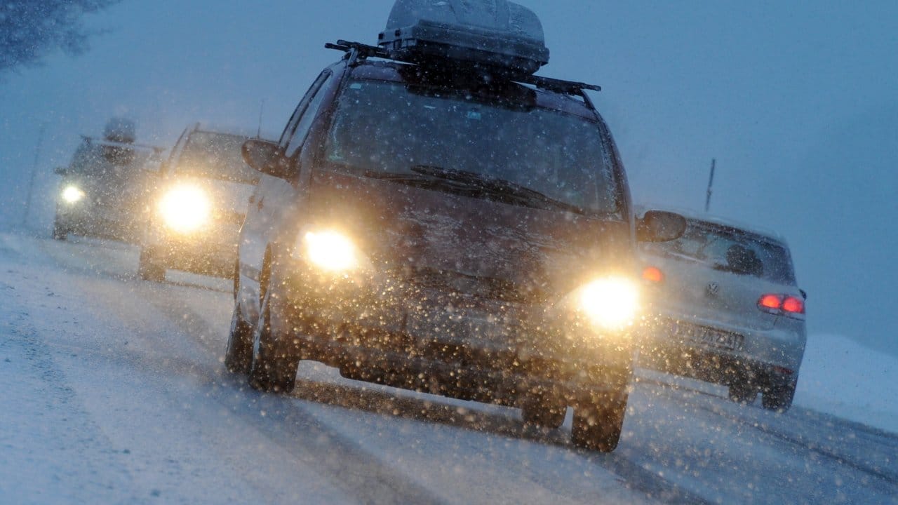Dunkel und glatt: Die Winterreise kann Auto und Fahrer stärker fordern als eine sommerliche Tour.