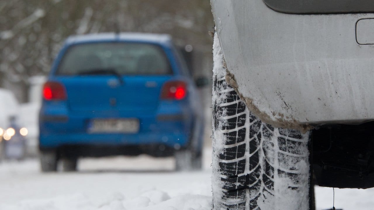 Sichere Winterreise: Mit geeigneten Reifen müssen sich Autofahrer auf winterliche Straßen einstellen.