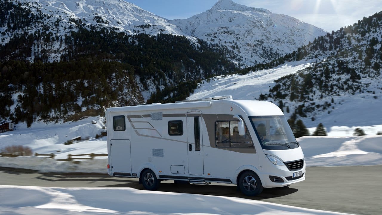 Spaß bei Sonne und Schnee: Damit die winterliche Ferienfahrt zum Genuss wird, bereiten Freizeitmobil-Kapitäne die Tour besser gut vor.