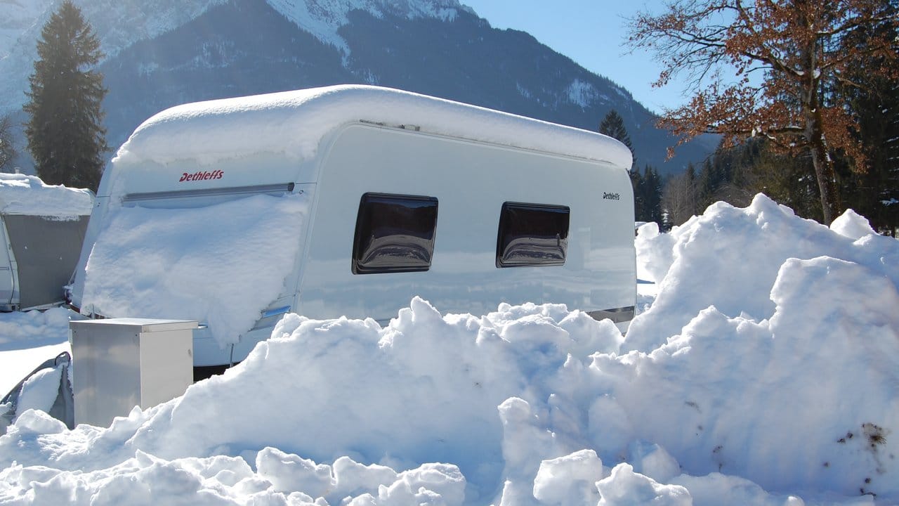 Wintermärchen im Caravan: Wintercamper brauchen weiteres Zubehör wie etwa einen weichen Besen, um das Dach von Schnee zu befreien.