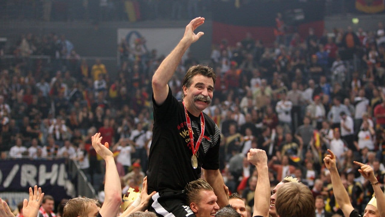 Trainer Heiner Brand wird nach dem Gewinn des Weltmeistertitels von den Spielern durch die Halle getragen.