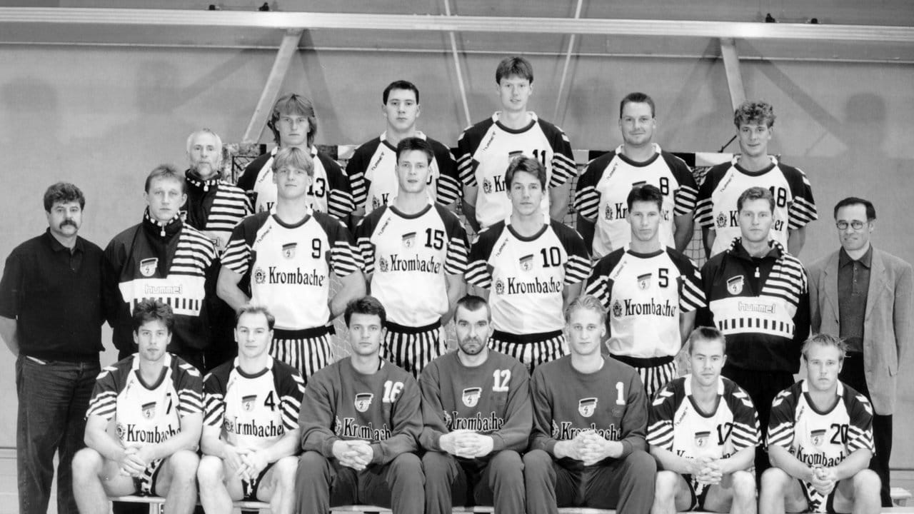 Gruppenbild der deutschen Handball-Nationalmannschaft, die nach 32 Jahren wieder als ein Team auftritt.
