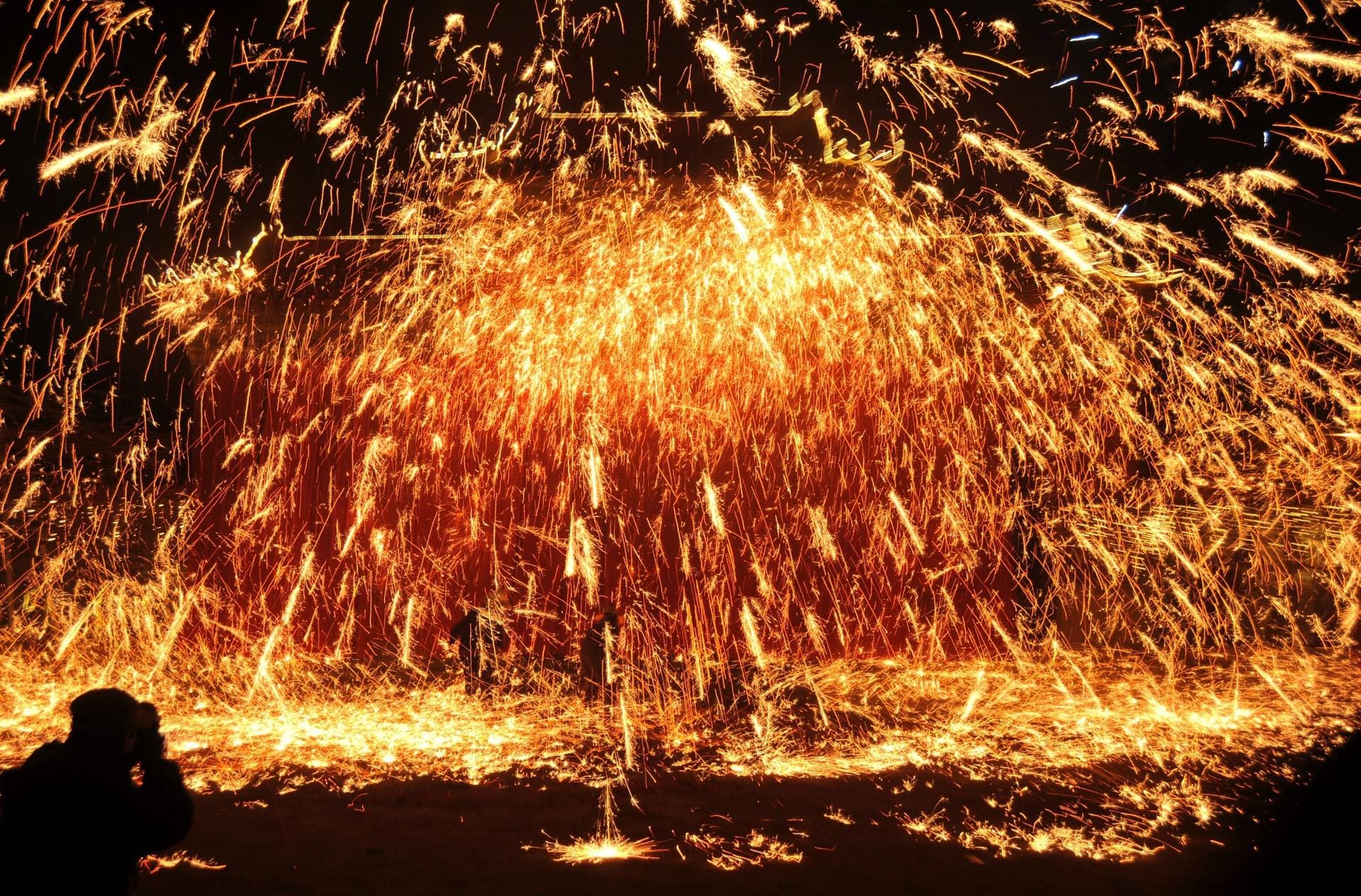 Dieses Feuerwerk mit geschmolzenem Eisen zum Chinesischen Neujahrsfest ist nichts für Amateure.