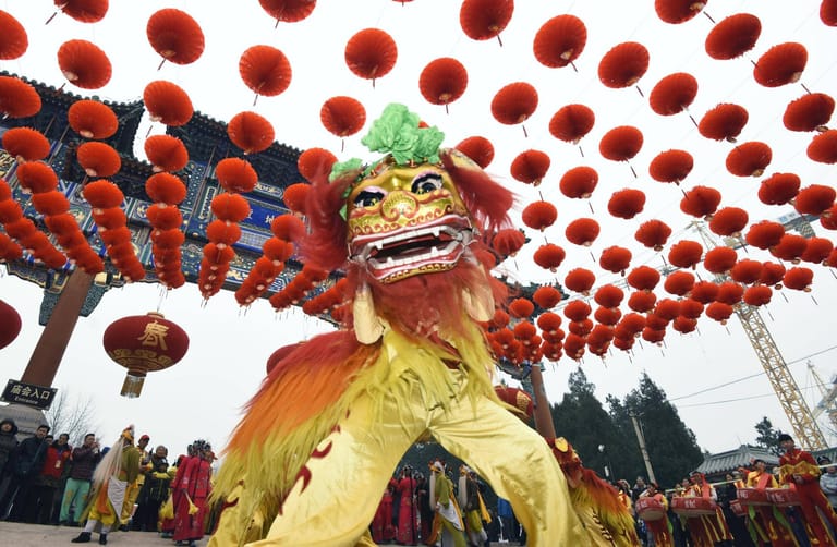 Chinesen begrüßen das neue Jahr traditionell mit bunten Umzügen. Ein Drache darf dabei nicht fehlen.