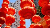 Rote Lampions sind typisch für das Chinesische Neujahrsfest. Sie schmücken Straßen und Häuser und sollen böse Monster vertreiben.
