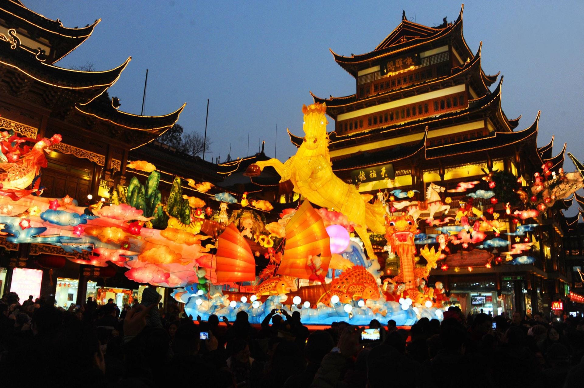 Chinesen bereiten sich mit Lampions auf das kommende Jahr vor. Hier begrüßen sie das Jahr des Pferds.