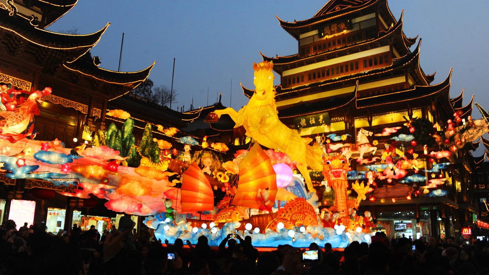 Chinesen bereiten sich mit Lampions auf das kommende Jahr vor. Hier begrüßen sie das Jahr des Pferds.