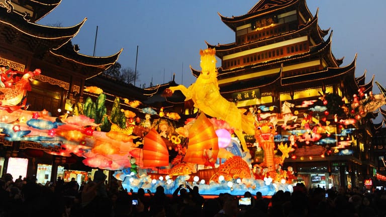 Chinesen bereiten sich mit Lampions auf das kommende Jahr vor. Hier begrüßen sie das Jahr des Pferds.