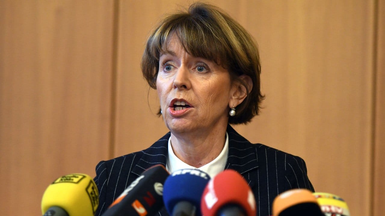 Kurz vor der Wahl zur Kölner Oberbürgermeisterin 2015 rammte ein Rechtsradikaler Henriette Reker ein Messer in den Hals. Kurz vor der Wahl zur Kölner Oberbürgermeisterin 2015 rammte ein Rechtsradikaler Henriette Reker ein Messer in den Hals.