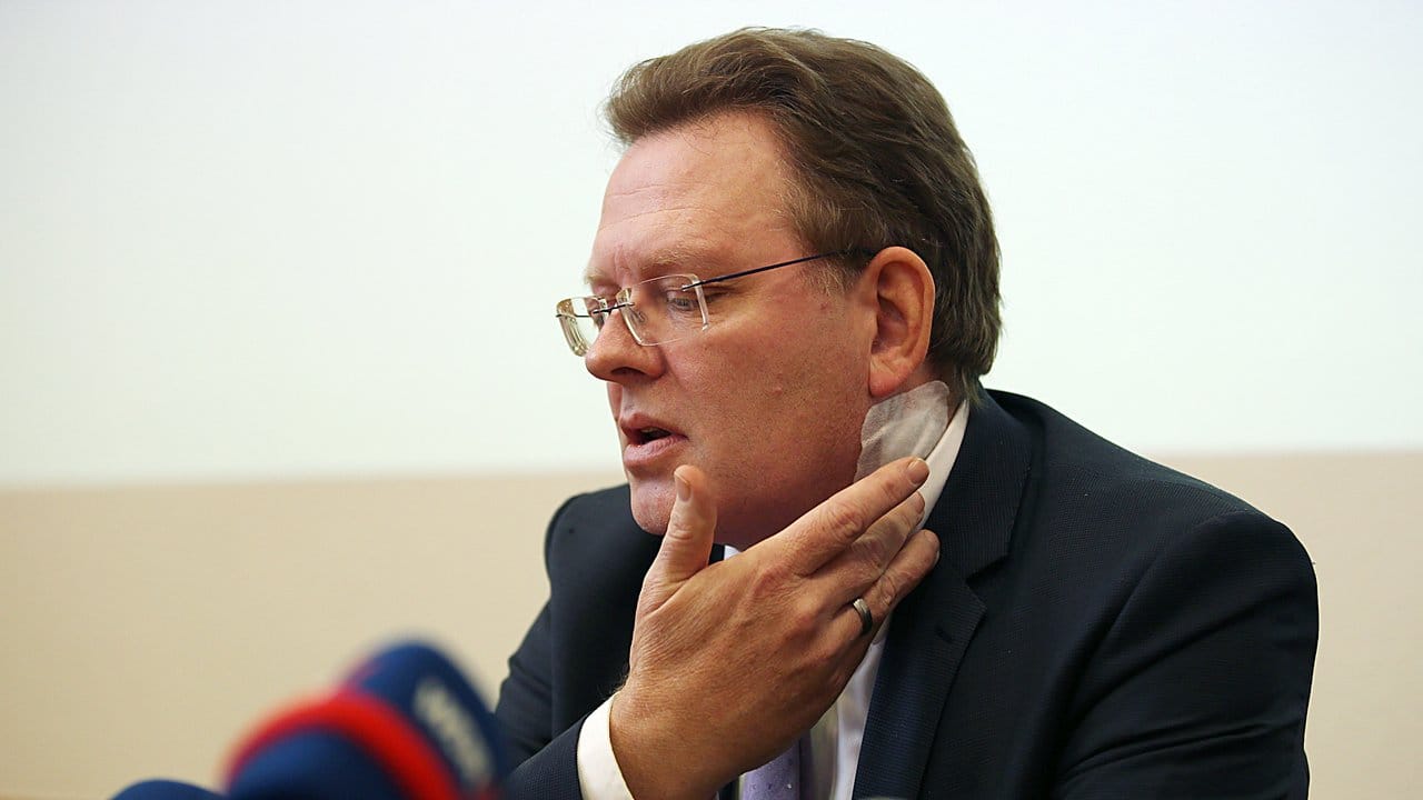 Andreas Hollstein, Bürgermeister der westfälischen Stadt Altena, war im November 2017 mit einem Messer angegriffen worden. Andreas Hollstein, Bürgermeister der westfälischen Stadt Altena, war im November 2017 mit einem Messer angegriffen worden.