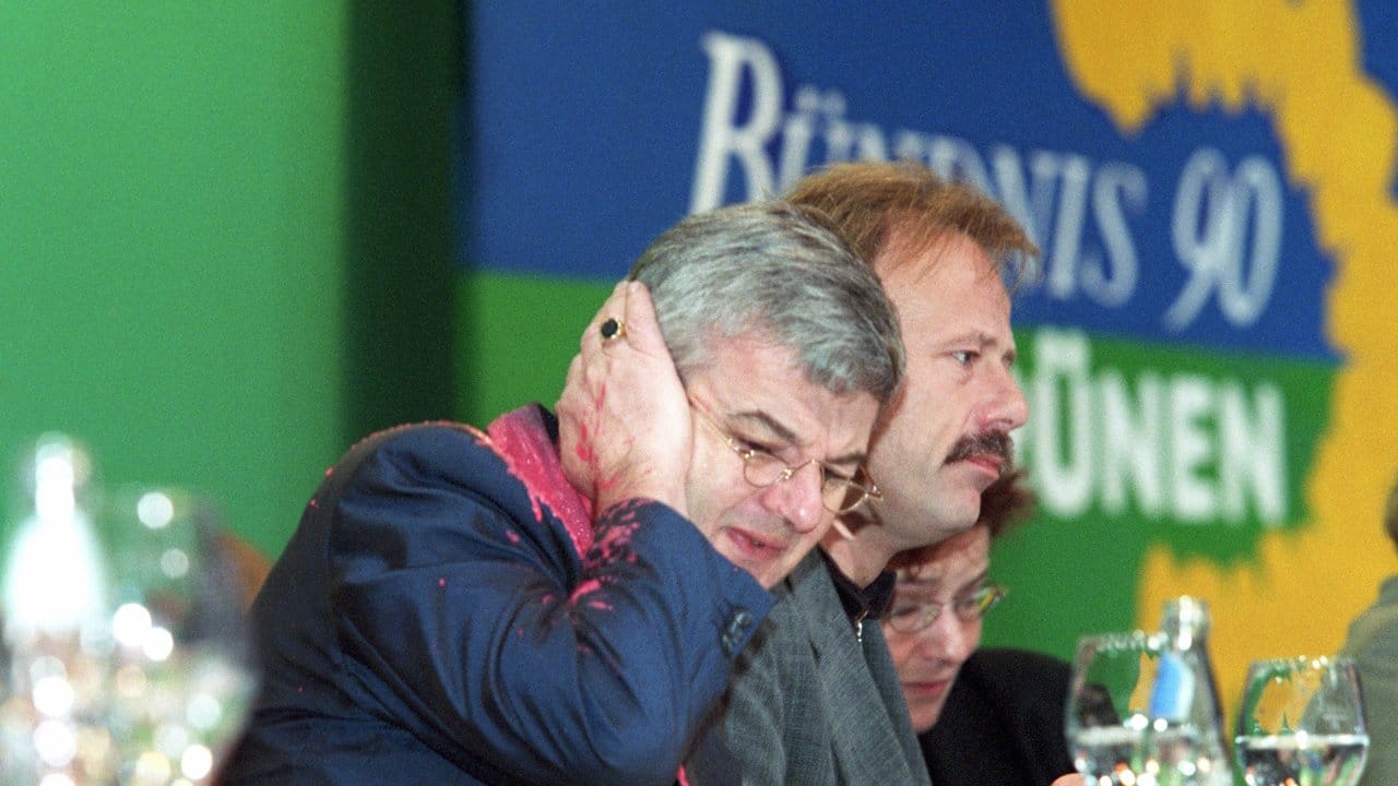 Von einem Farbbeutel getroffen, fasst sich Joschka Fischer am 13. Von einem Farbbeutel getroffen, fasst sich Joschka Fischer am 13.