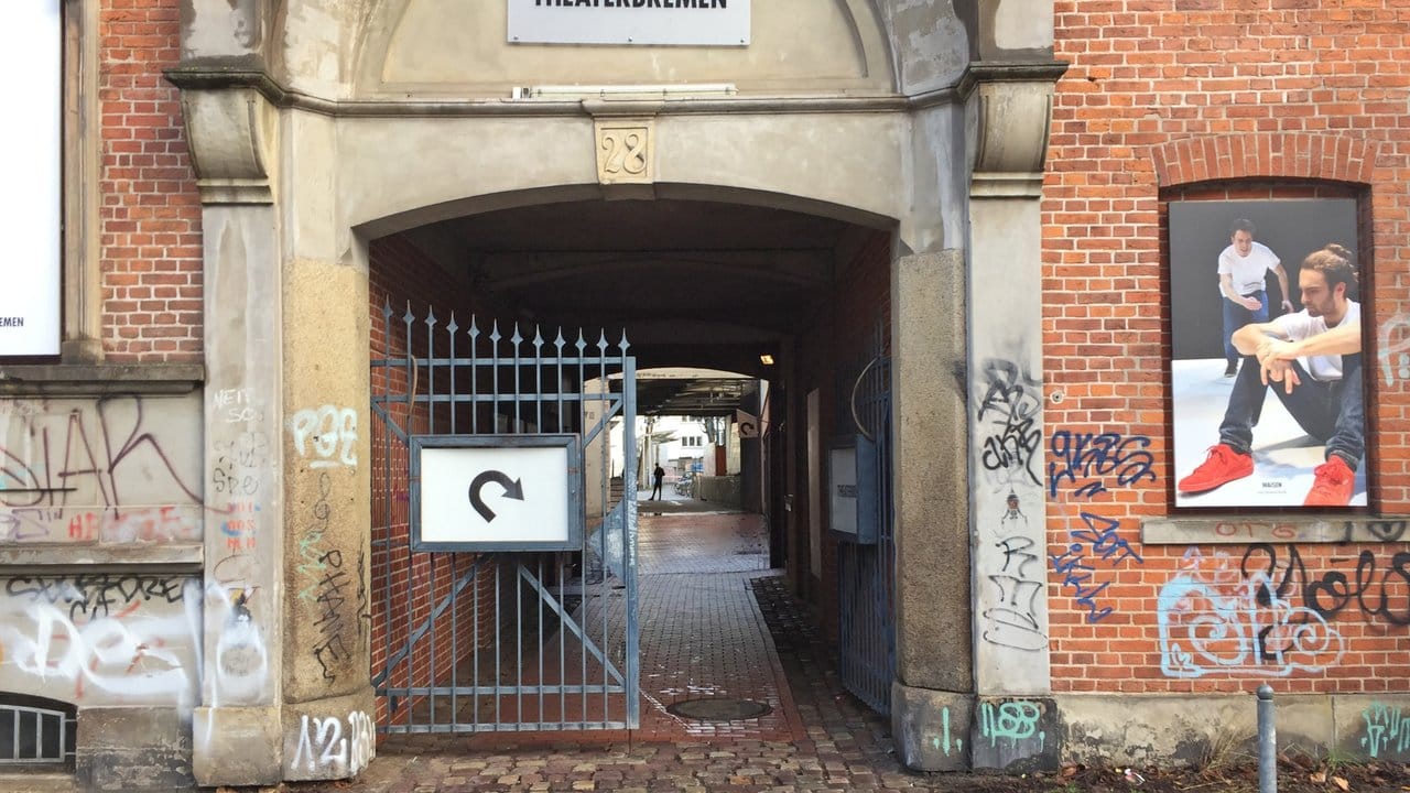 Ein überdachter Durchgang führt zu einem Bremer Theater, wo der Bremer AfD-Landeschef Frank Magnitz attackiert und schwer verletzt wurde. Ein überdachter Durchgang führt zu einem Bremer Theater, wo der Bremer AfD-Landeschef Frank Magnitz attackiert und schwer verletzt wurde.