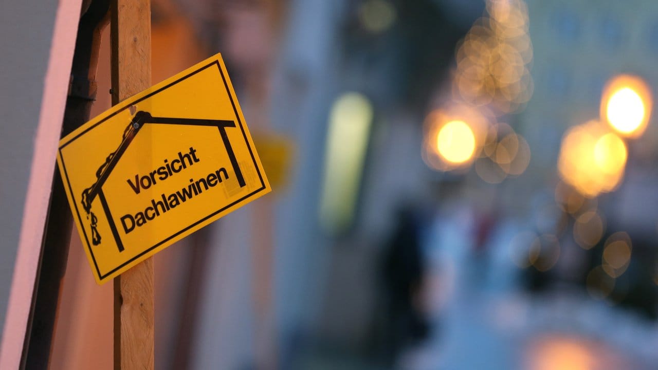 Ein Schild warnt in der Fußgängerzone von Füssen vor Dachlawinen.