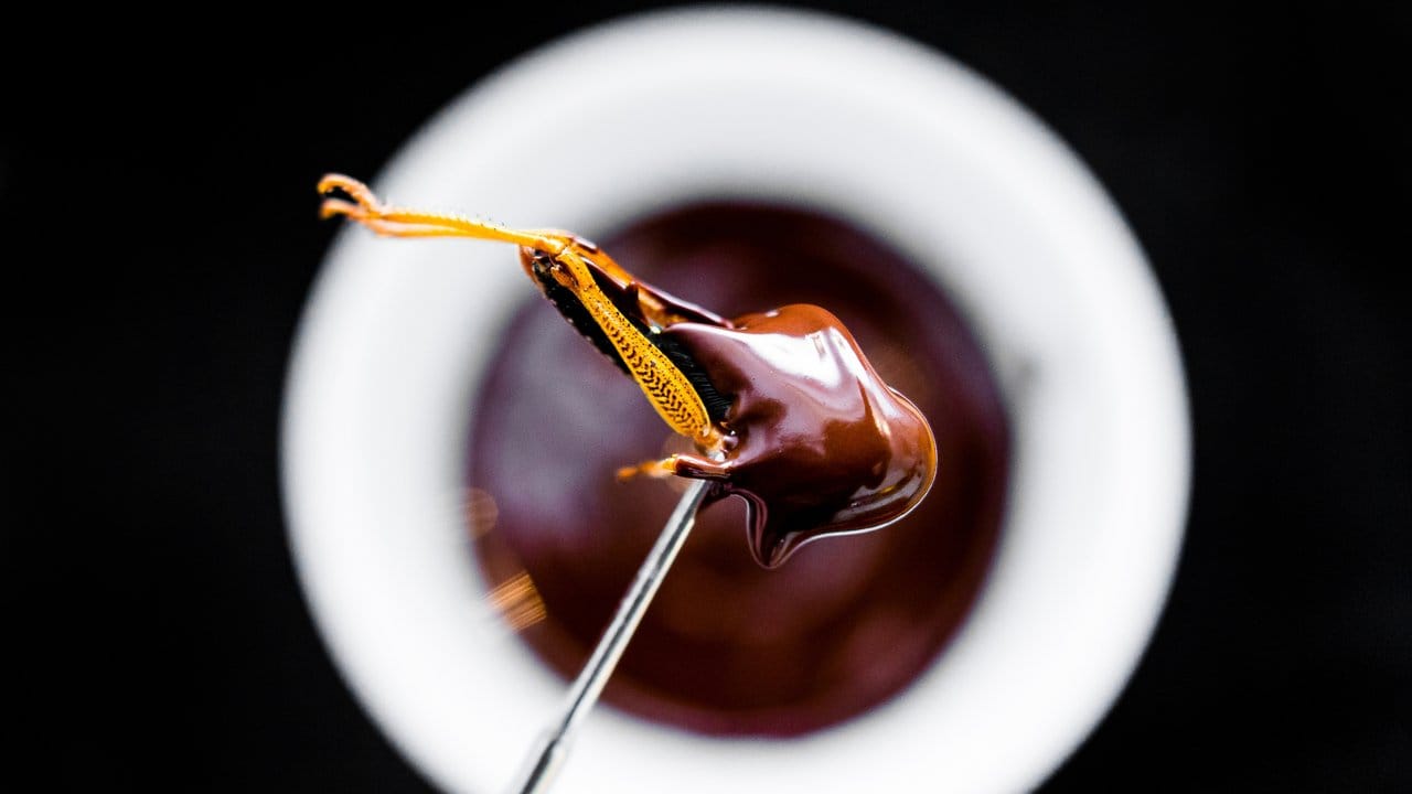 Eine Heuschrecke im Schokoladenmantel gehört zu den Kreationen des finnischen Insektenkochs Topi Kairenius.