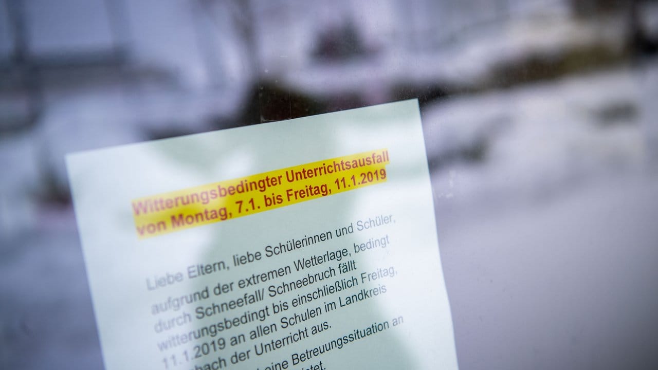 Ein paar Tage zusätzliche Winterferien: Ein Zettel an einer Schule in Holzkirchen weist auf witterungsbedingten Unterrichtsausfall hin.