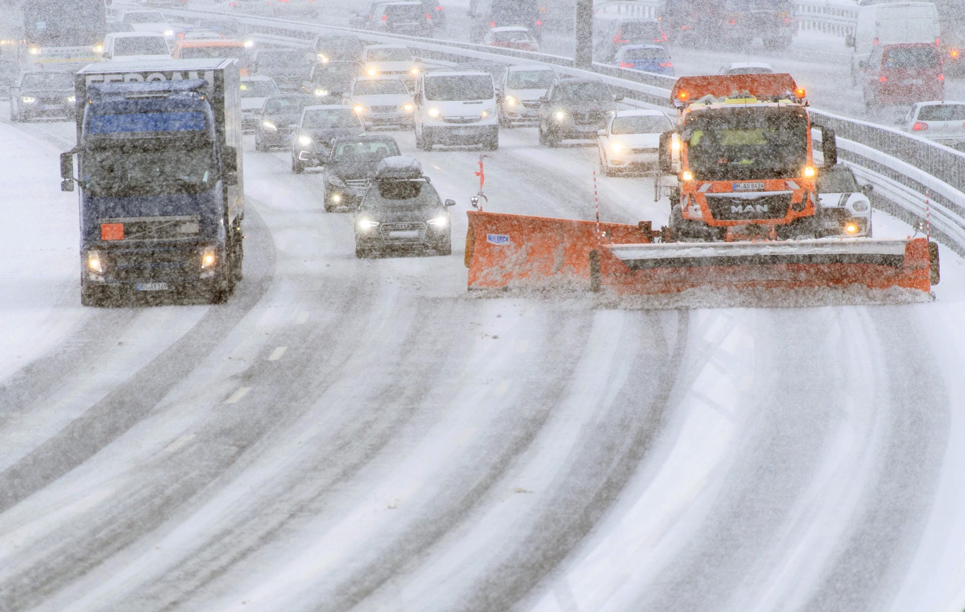 Ein Räumfahrzeug versucht auf der Autobahn 9 in Bayern dem Schneetreiben Herr zu werden.