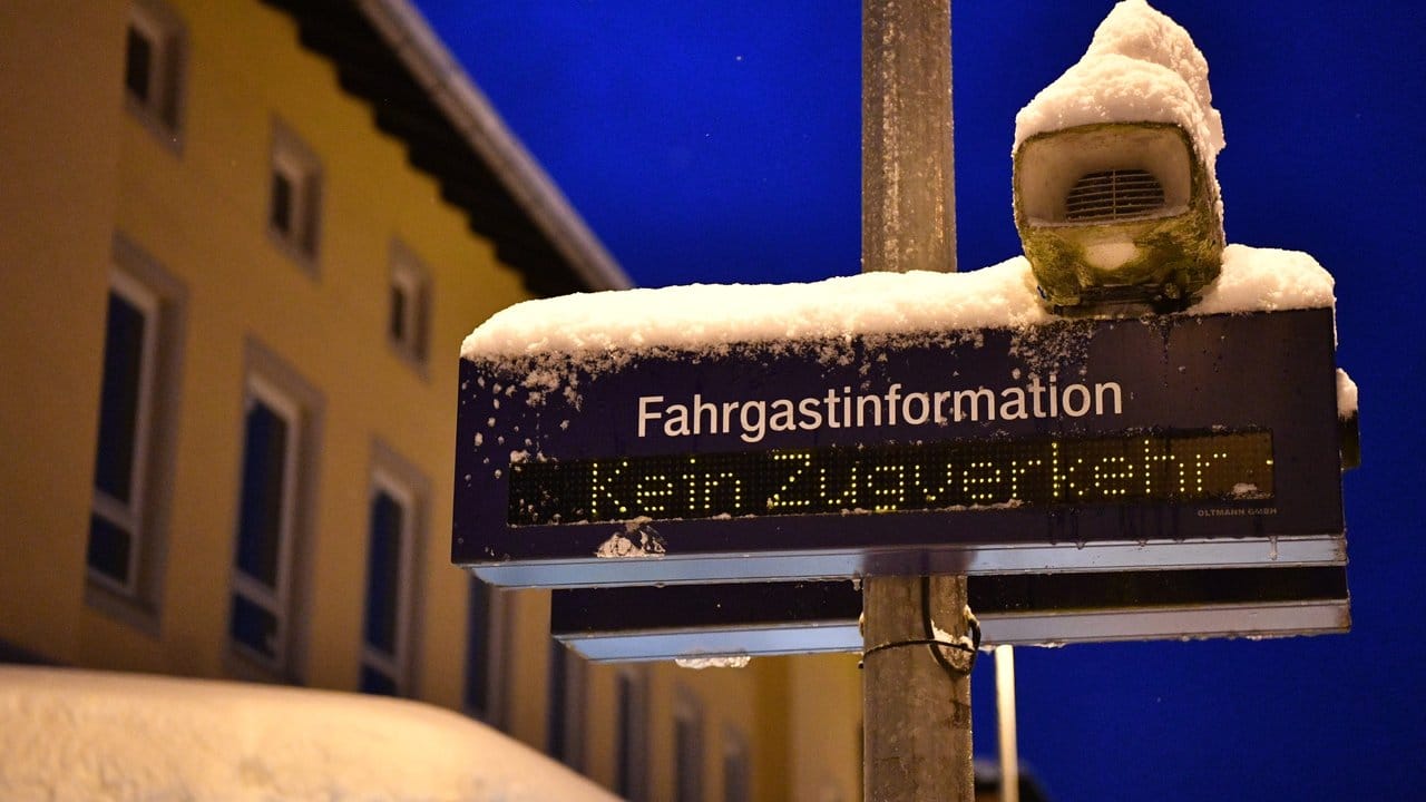 Nichts geht mehr: "Kein Zugverkehr" steht auf einer Fahrgastinformationstafel am Bahnhof von Miesbach.